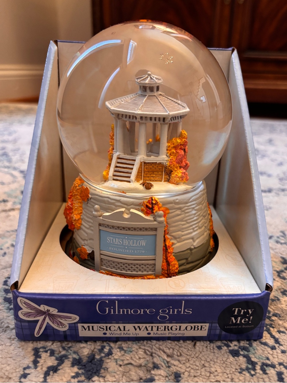 Gilmore Girls Stars Hollow Gazebo Autumn Musical Snow Globe – Falling Leaves NEW